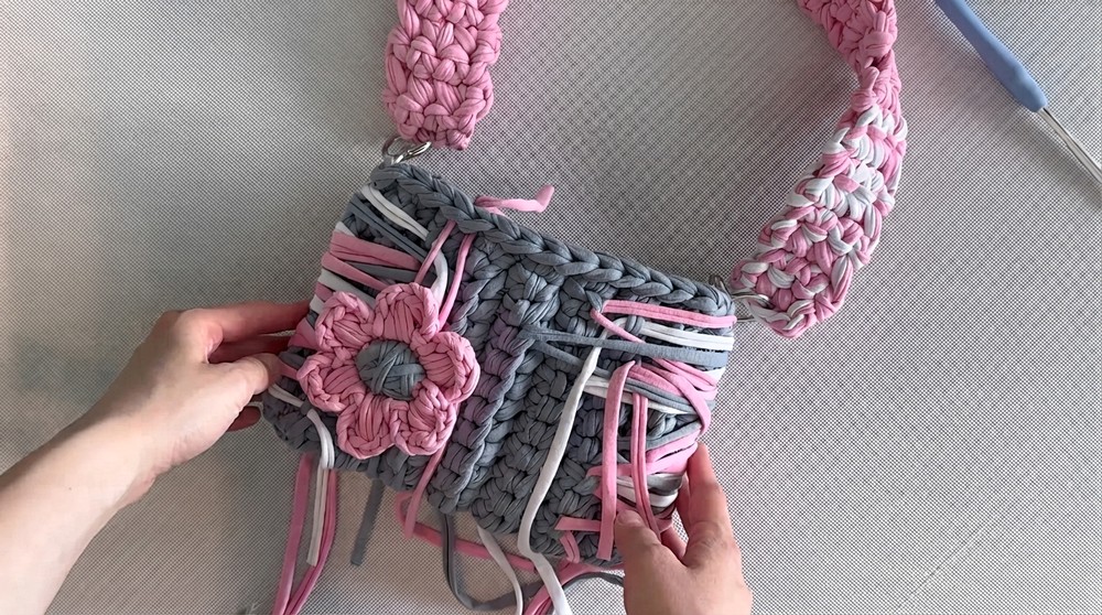 How To Crochet Bag With A Keychain Made From Knitted Yarn (12)