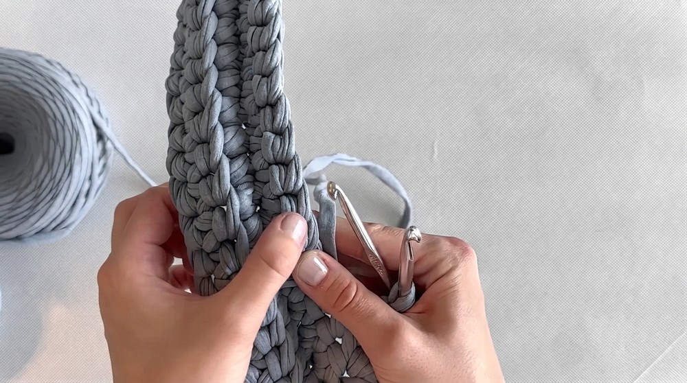 How To Crochet Bag With A Keychain Made From Knitted Yarn (13)