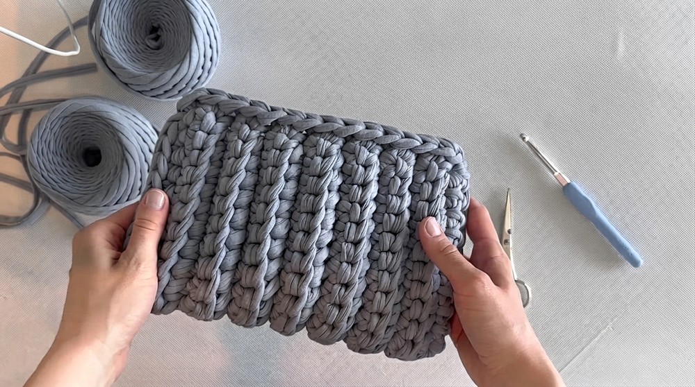 How To Crochet Bag With A Keychain Made From Knitted Yarn (6)