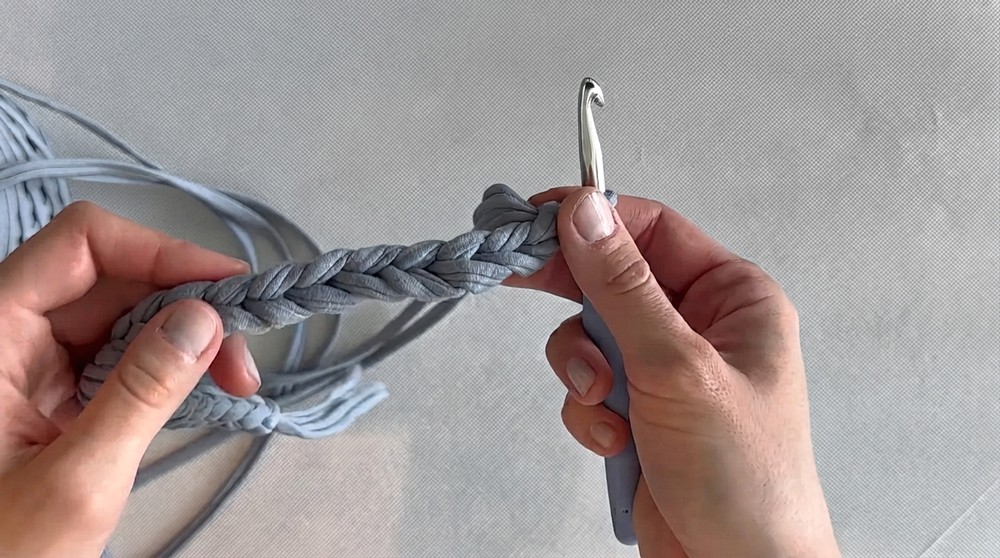 How To Crochet Bag With A Keychain Made From Knitted Yarn (7)