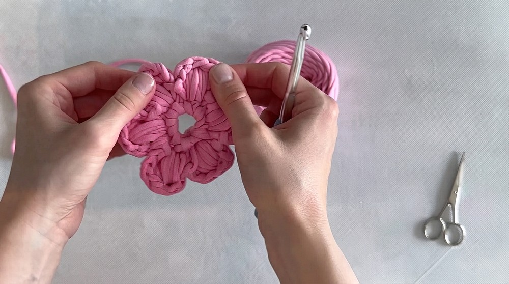 How To Crochet Bag With A Keychain Made From Knitted Yarn (8)