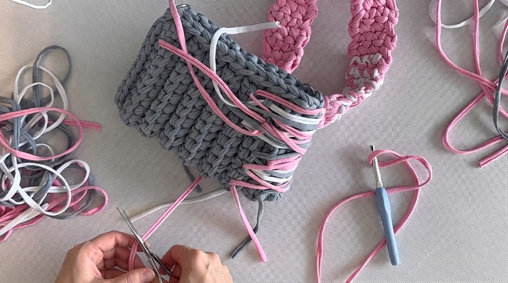 How To Crochet Bag With A Keychain Made From Knitted Yarn (9)
