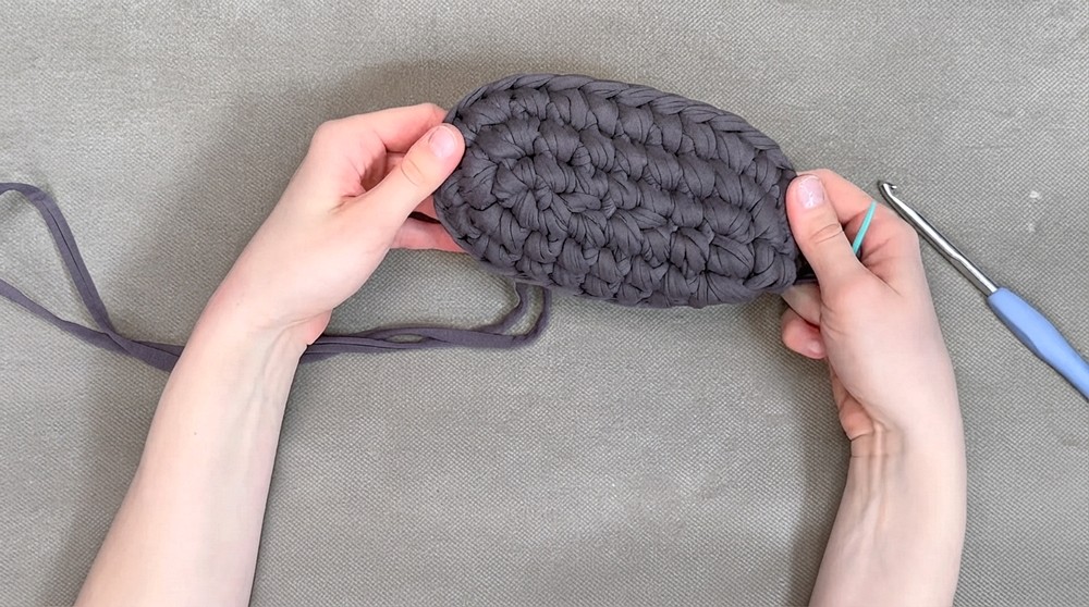 How To Crochet Bag With Bows Made From Knitted Yarn (10)