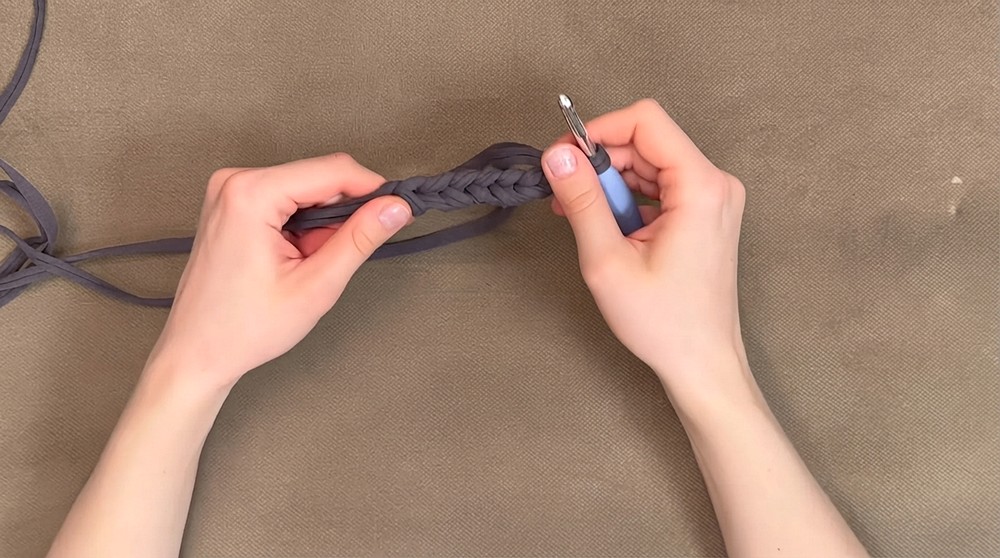 How To Crochet Bag With Bows Made From Knitted Yarn (5)