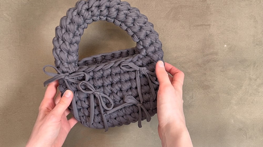 How To Crochet Bag With Bows Made From Knitted Yarn (7)