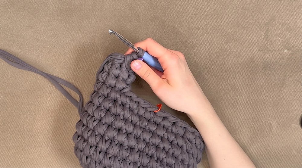 How To Crochet Bag With Bows Made From Knitted Yarn (8)