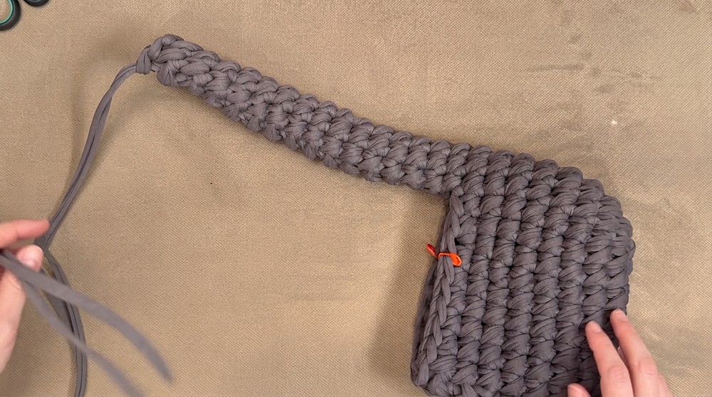 How To Crochet Bag With Bows Made From Knitted Yarn (9)