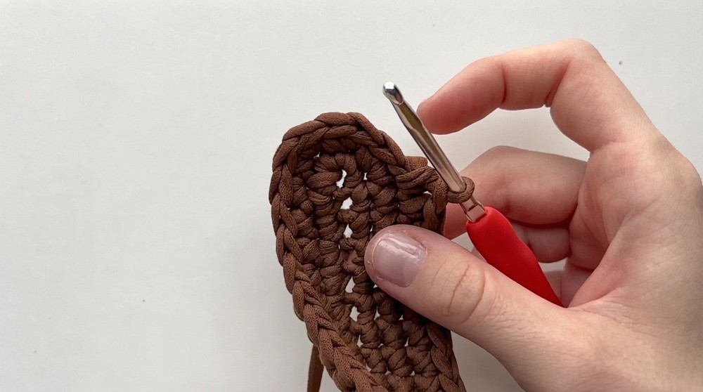 How To Crochet Cosmetic Bag Clutch (11)