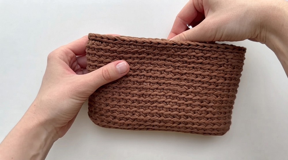 How To Crochet Cosmetic Bag Clutch (7)