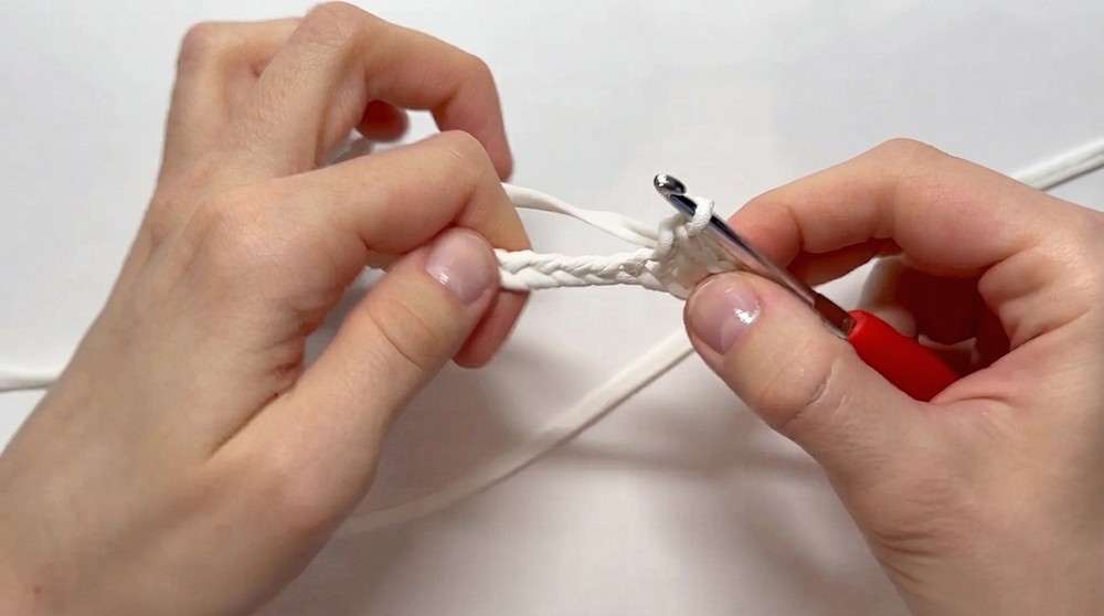 How To Crochet Cosmetic Bag With Roses (10)