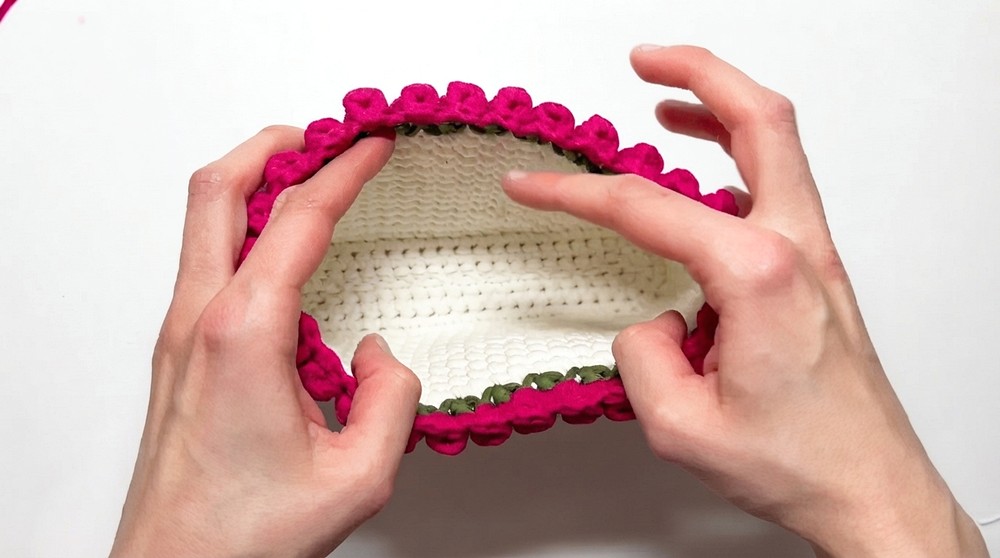 How To Crochet Cosmetic Bag With Roses (11)