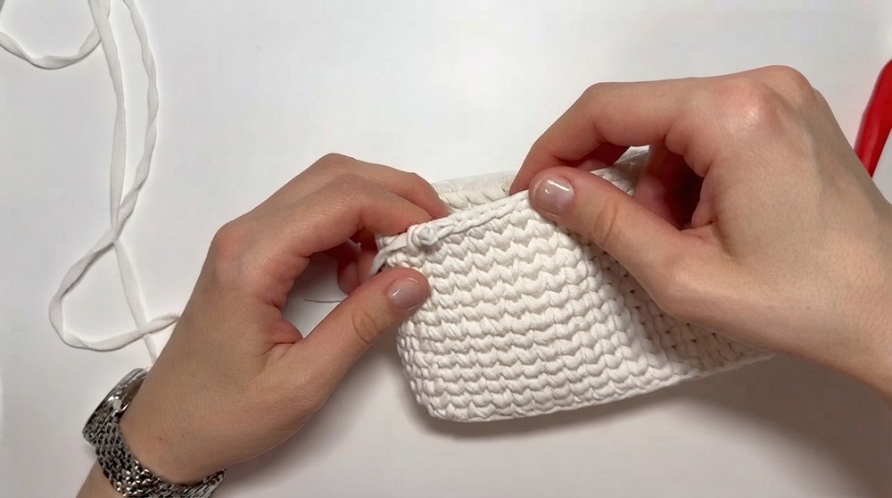 How To Crochet Cosmetic Bag With Roses (12)