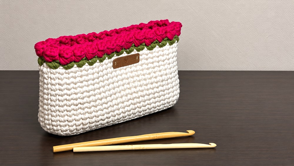 How To Crochet Cosmetic Bag With Roses (5)