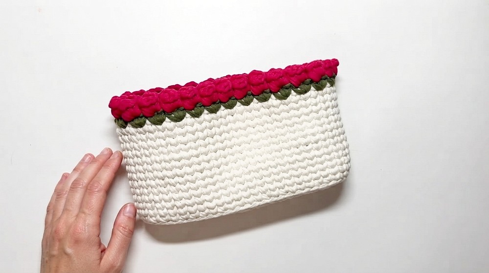 How To Crochet Cosmetic Bag With Roses (6)