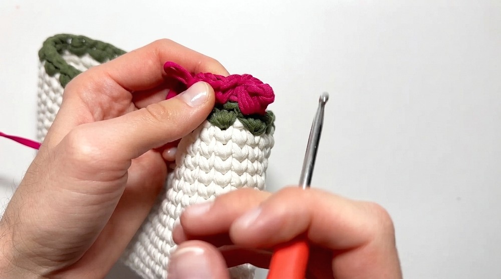 How To Crochet Cosmetic Bag With Roses (7)
