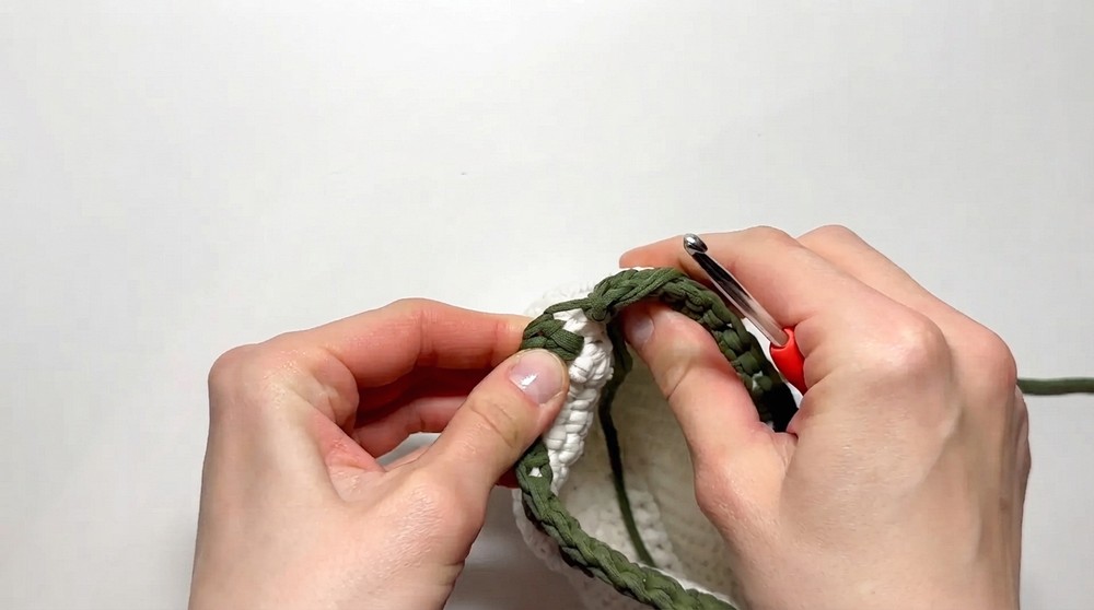 How To Crochet Cosmetic Bag With Roses (8)