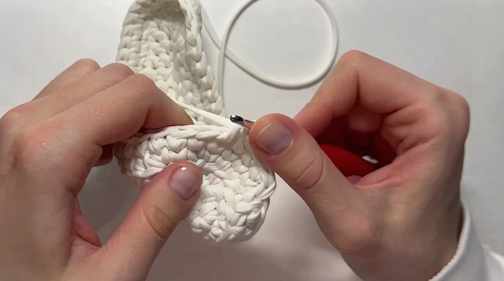 How To Crochet Cosmetic Bag With Roses (9)