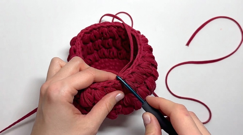 How To Crochet Fluffy Basket Made From 1 Skein (11)