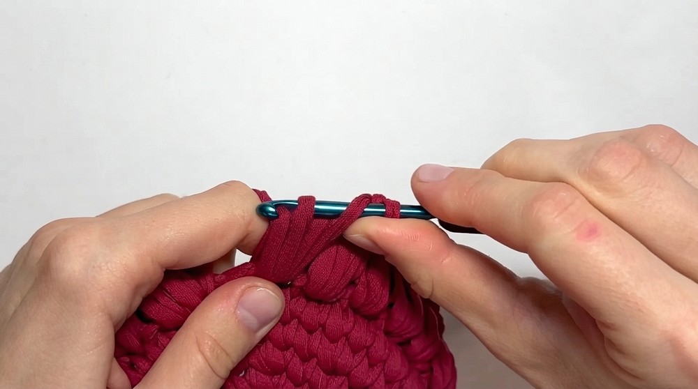 How To Crochet Fluffy Basket Made From 1 Skein (7)
