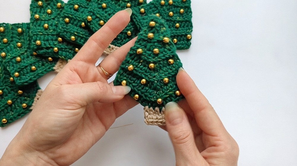How to Crochet a Beautiful Christmas Garland with Leftover Yarn (10)