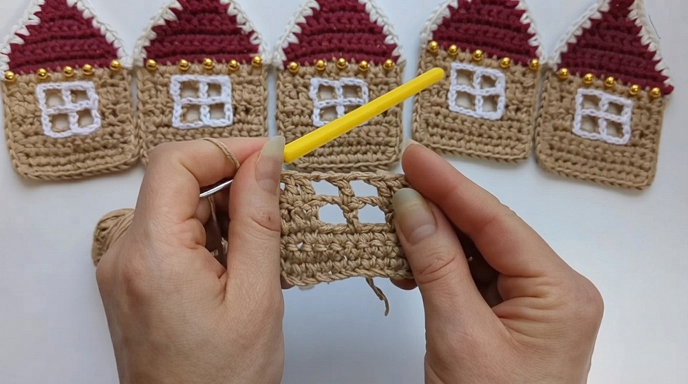 How to Crochet a Beautiful Christmas Garland with Leftover Yarn (11)