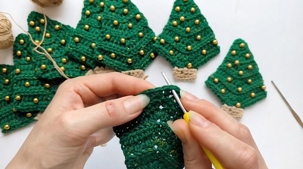 How to Crochet a Beautiful Christmas Garland with Leftover Yarn (12)