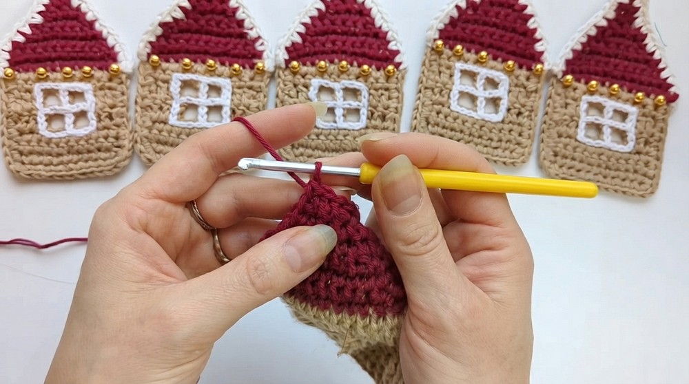 How to Crochet a Beautiful Christmas Garland with Leftover Yarn (16)