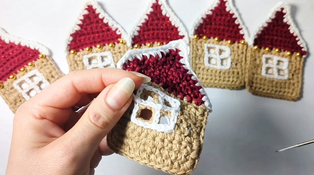 How to Crochet a Beautiful Christmas Garland with Leftover Yarn (5)