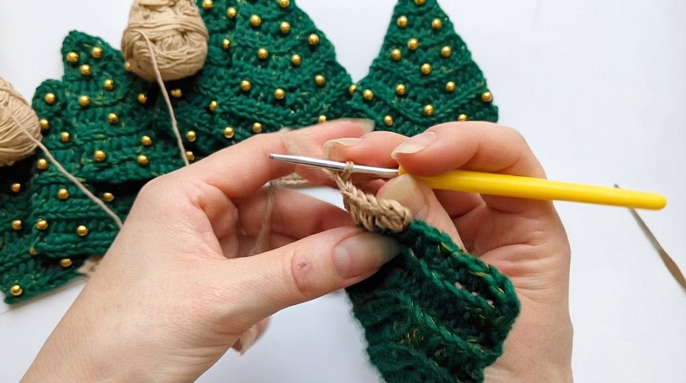 How to Crochet a Beautiful Christmas Garland with Leftover Yarn (6)