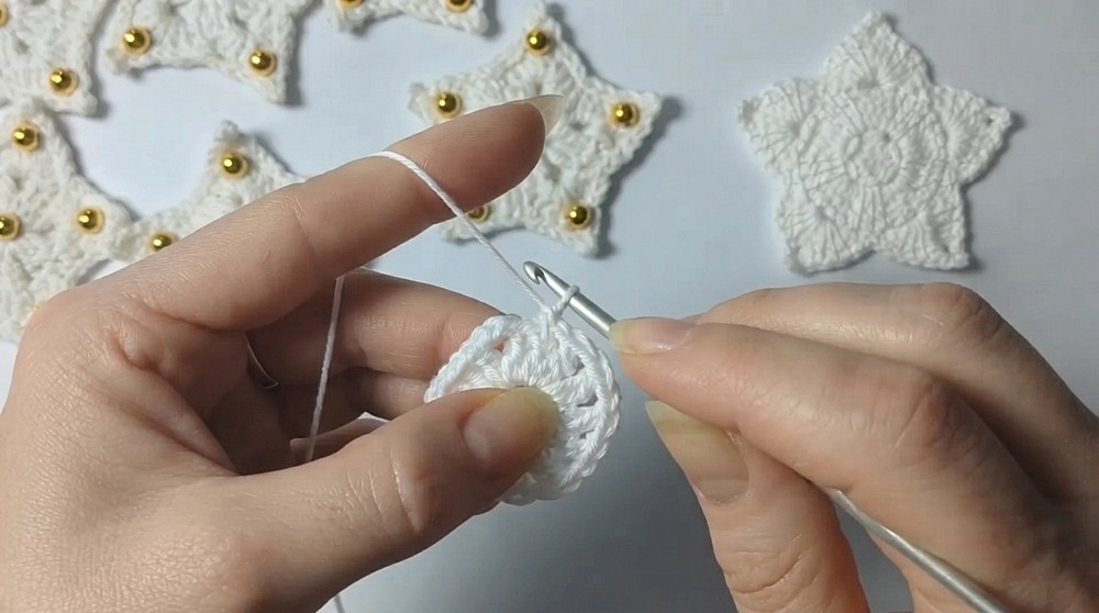 How to Crochet a Beautiful Christmas Garland with Leftover Yarn (7)