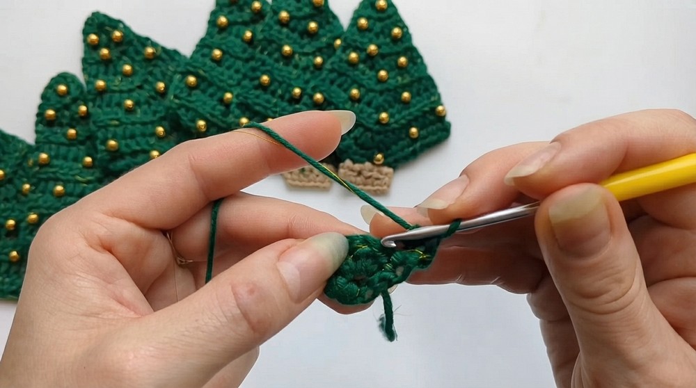 How to Crochet a Beautiful Christmas Garland with Leftover Yarn (8)