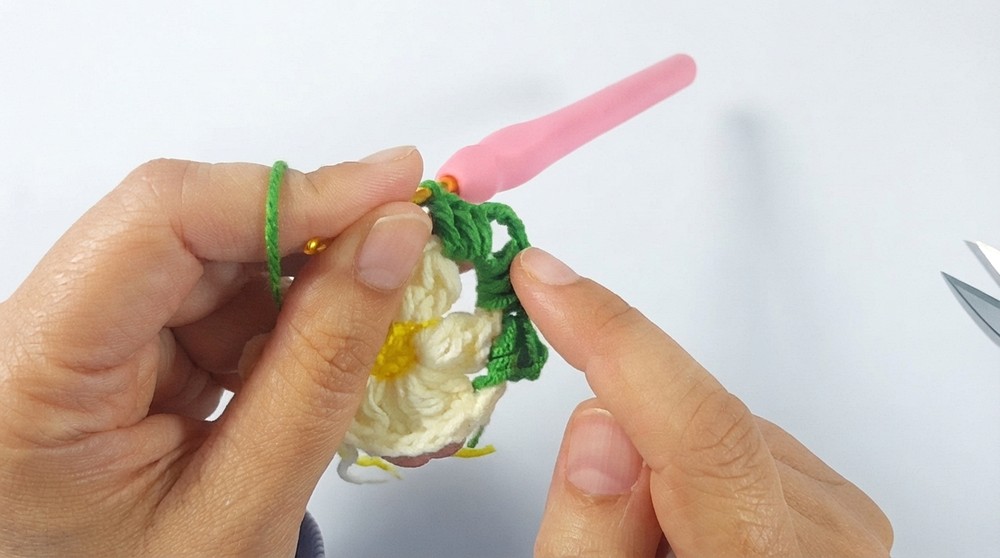 How to Crochet a Cute Daisy Bow Hair Clip _ Easy Triangle Flower Motif Tutorial (10)