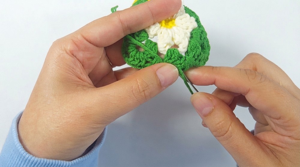 How to Crochet a Cute Daisy Bow Hair Clip _ Easy Triangle Flower Motif Tutorial (11)