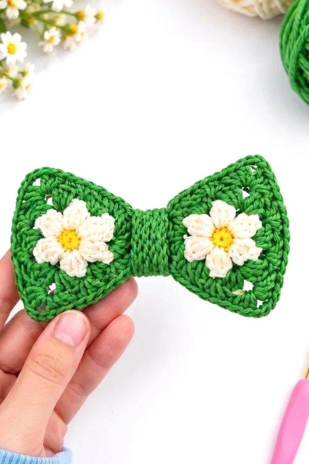 How to Crochet a Cute Daisy Bow Hair Clip _ Easy Triangle Flower Motif Tutorial (2)