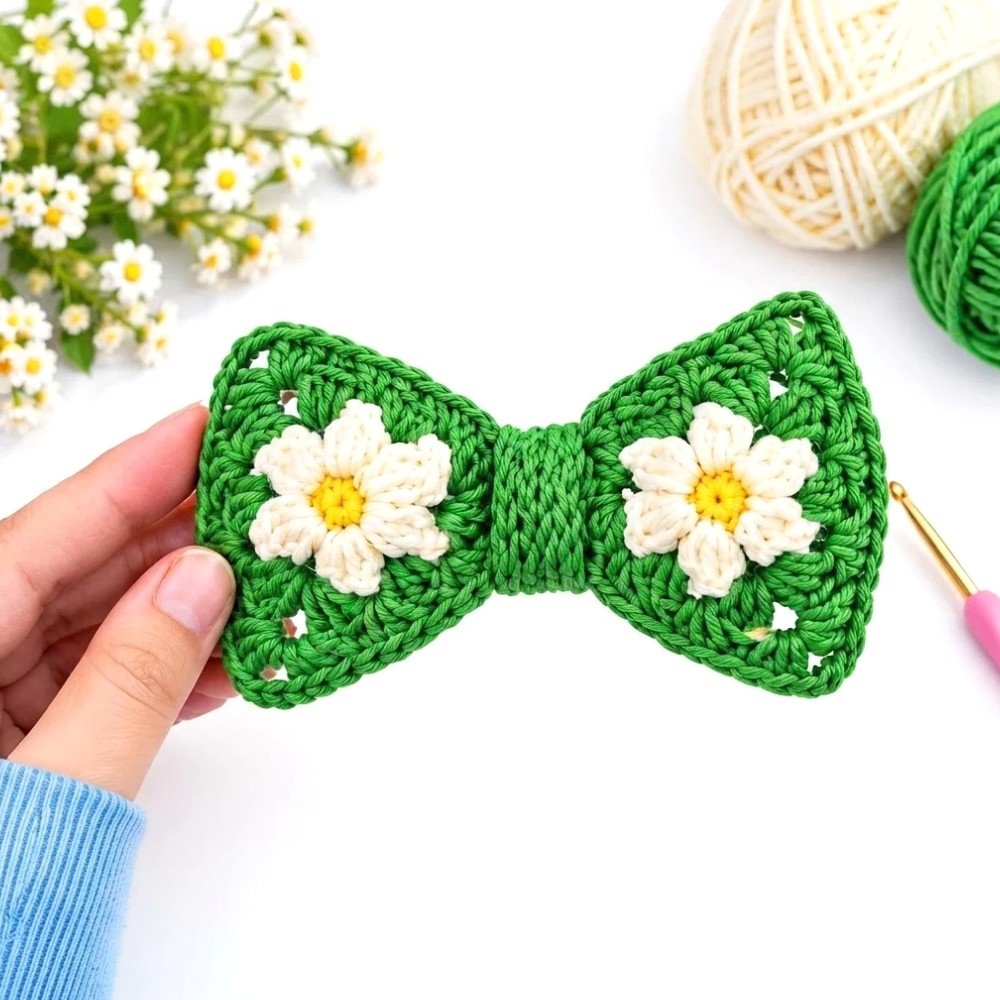 How to Crochet a Cute Daisy Bow Hair Clip _ Easy Triangle Flower Motif Tutorial (4)