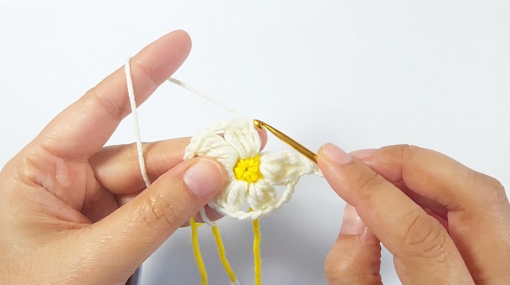 How to Crochet a Cute Daisy Bow Hair Clip _ Easy Triangle Flower Motif Tutorial (5)