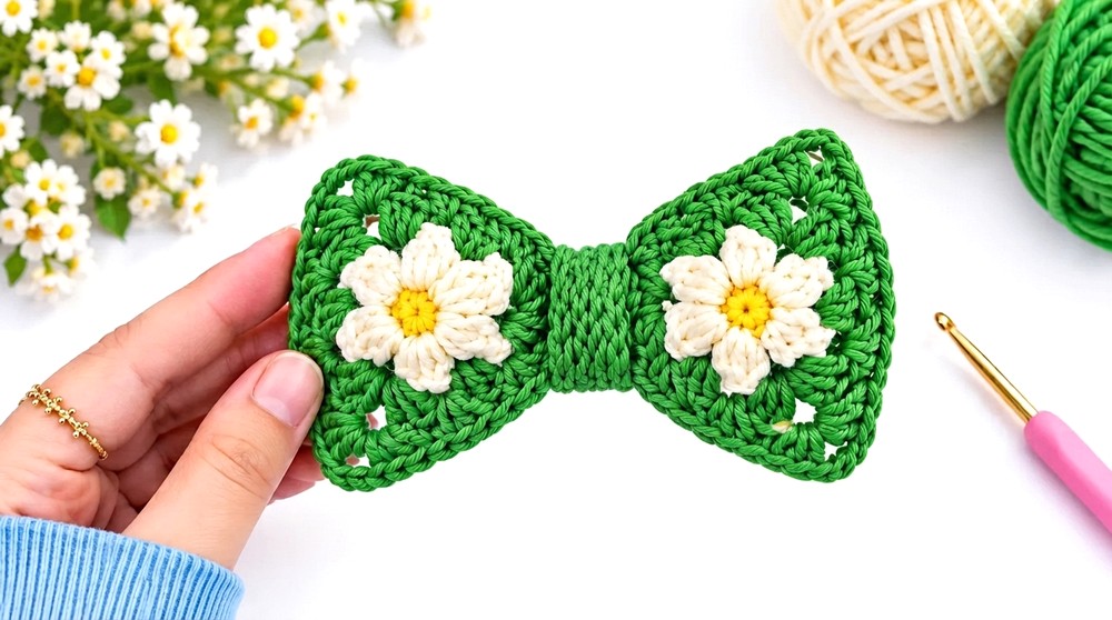 How to Crochet a Cute Daisy Bow Hair Clip _ Easy Triangle Flower Motif Tutorial (6)
