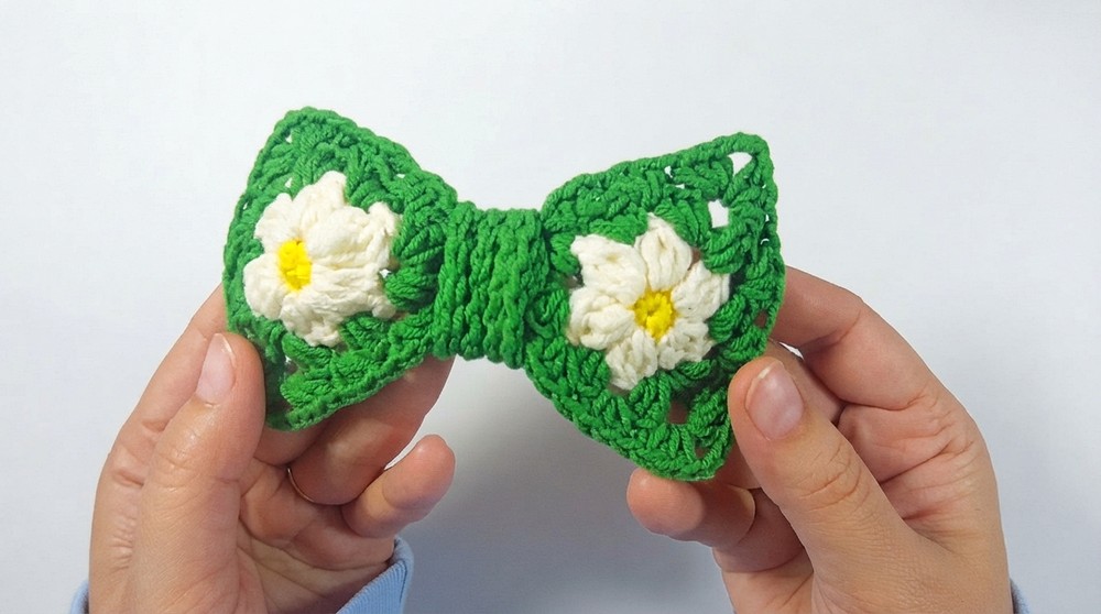How to Crochet a Cute Daisy Bow Hair Clip _ Easy Triangle Flower Motif Tutorial (7)