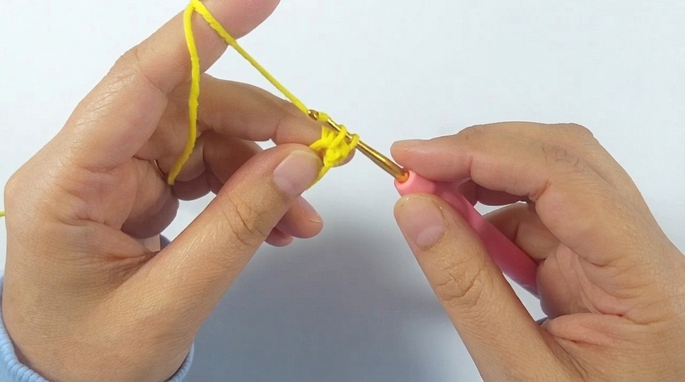How to Crochet a Cute Daisy Bow Hair Clip _ Easy Triangle Flower Motif Tutorial (8)