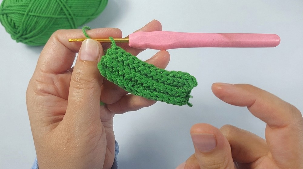 How to Crochet a Cute Daisy Bow Hair Clip _ Easy Triangle Flower Motif Tutorial (9)