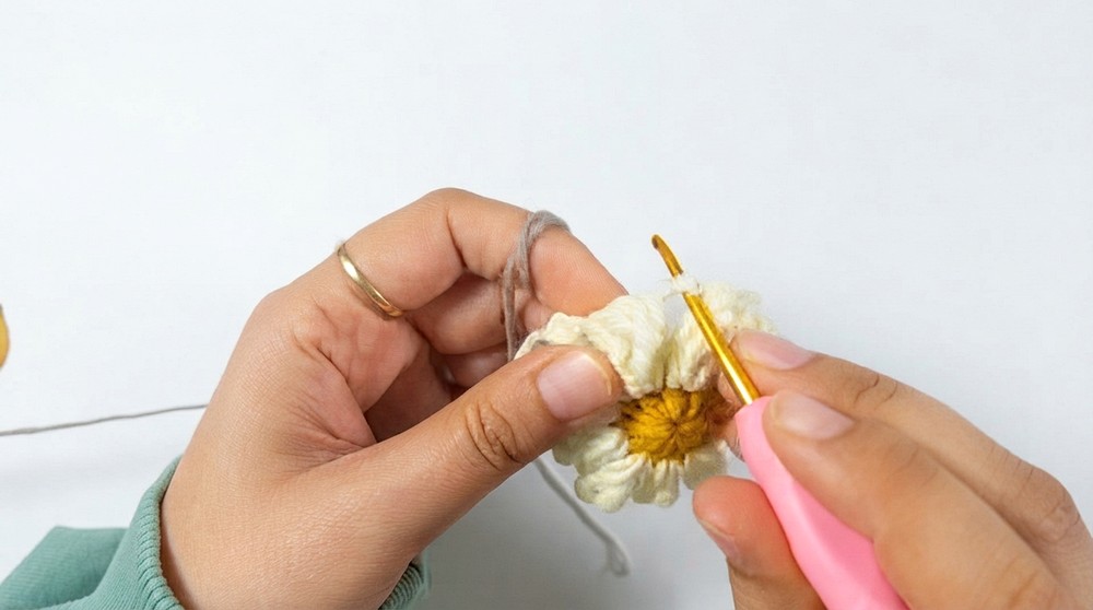 How to Crochet a Cute Daisy Granny Square Sunglasses Case _ Easy Floral Case Tutorial (10)