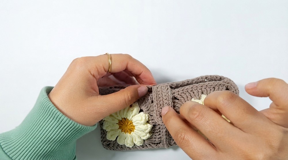 How to Crochet a Cute Daisy Granny Square Sunglasses Case _ Easy Floral Case Tutorial (11)