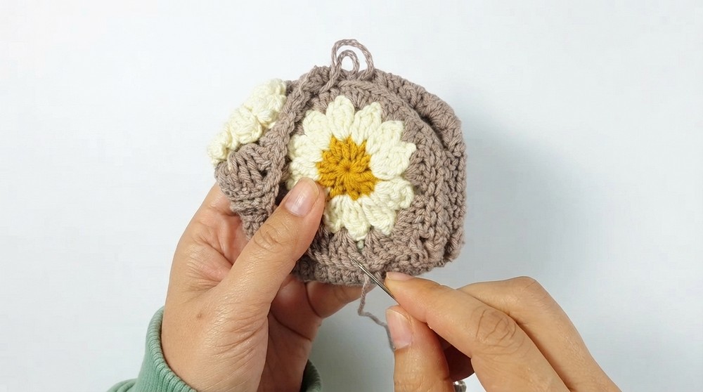 How to Crochet a Cute Daisy Granny Square Sunglasses Case _ Easy Floral Case Tutorial (12)