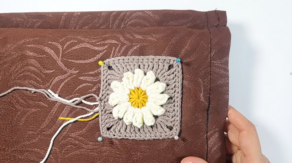 How to Crochet a Cute Daisy Granny Square Sunglasses Case _ Easy Floral Case Tutorial (13)