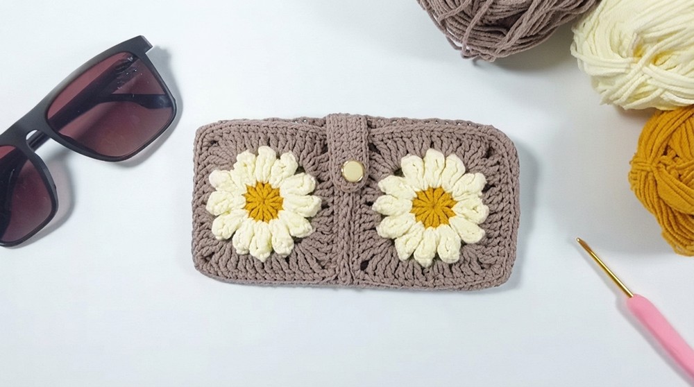 How to Crochet a Cute Daisy Granny Square Sunglasses Case _ Easy Floral Case Tutorial (14)
