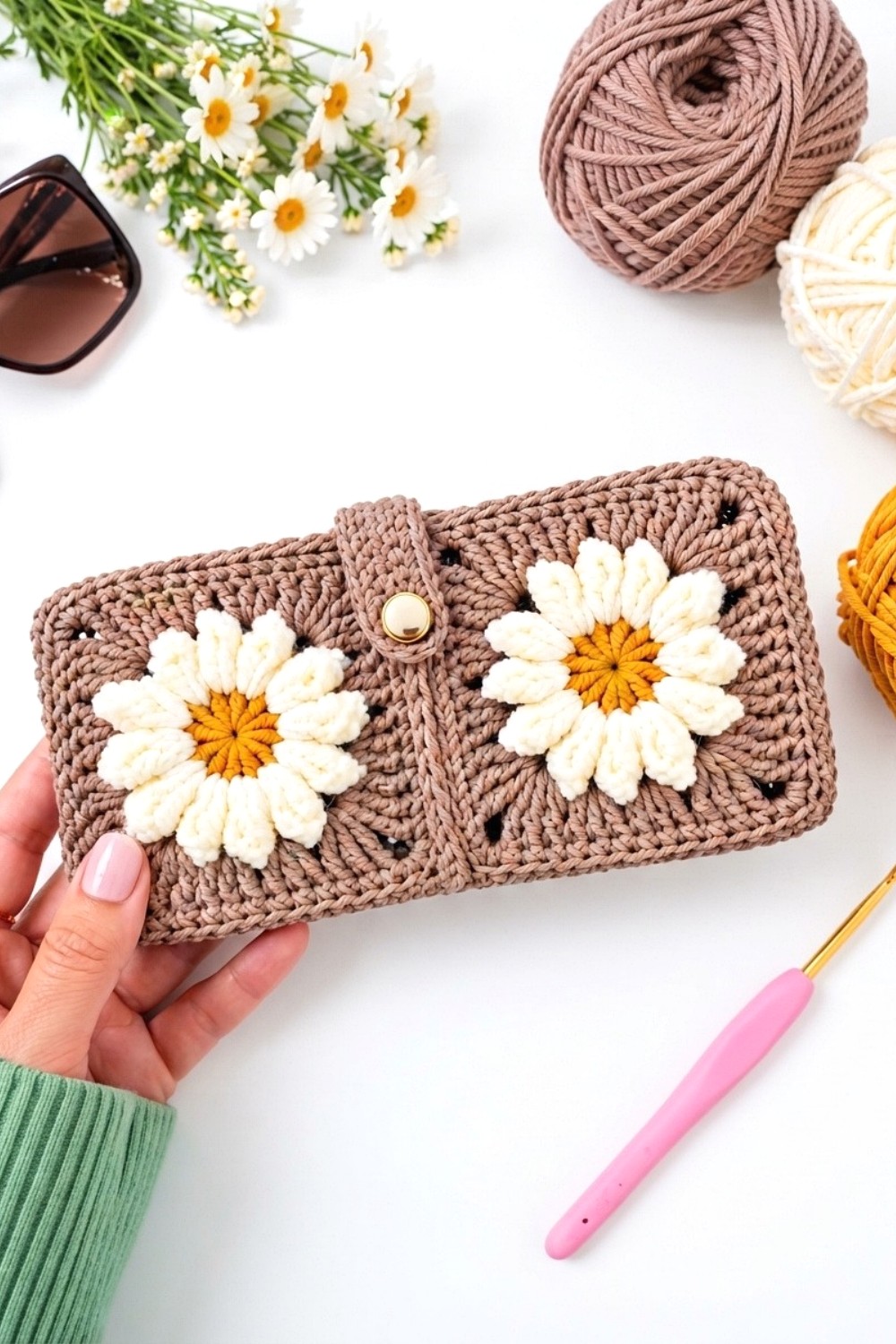 How to Crochet a Cute Daisy Granny Square Sunglasses Case _ Easy Floral Case Tutorial (2)