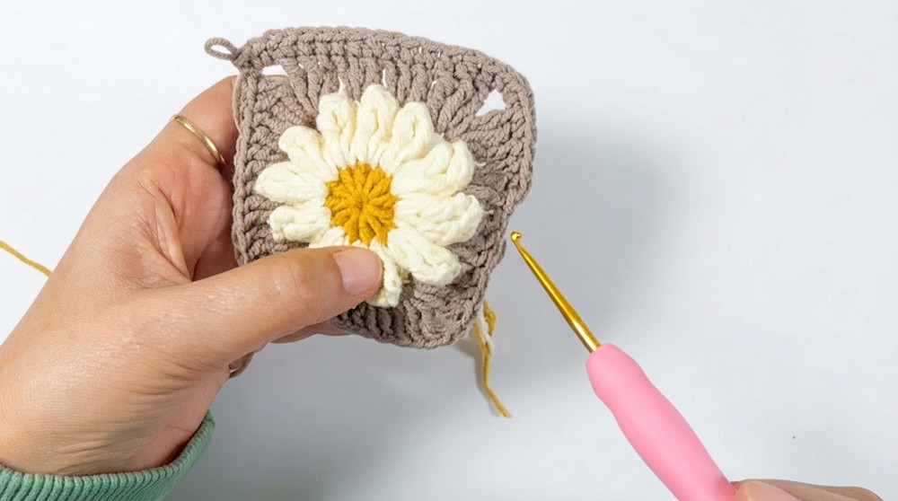 How to Crochet a Cute Daisy Granny Square Sunglasses Case _ Easy Floral Case Tutorial (6)