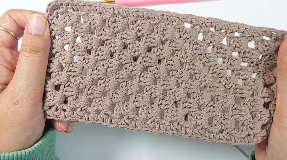 How to Crochet a Cute Daisy Granny Square Sunglasses Case _ Easy Floral Case Tutorial (7)
