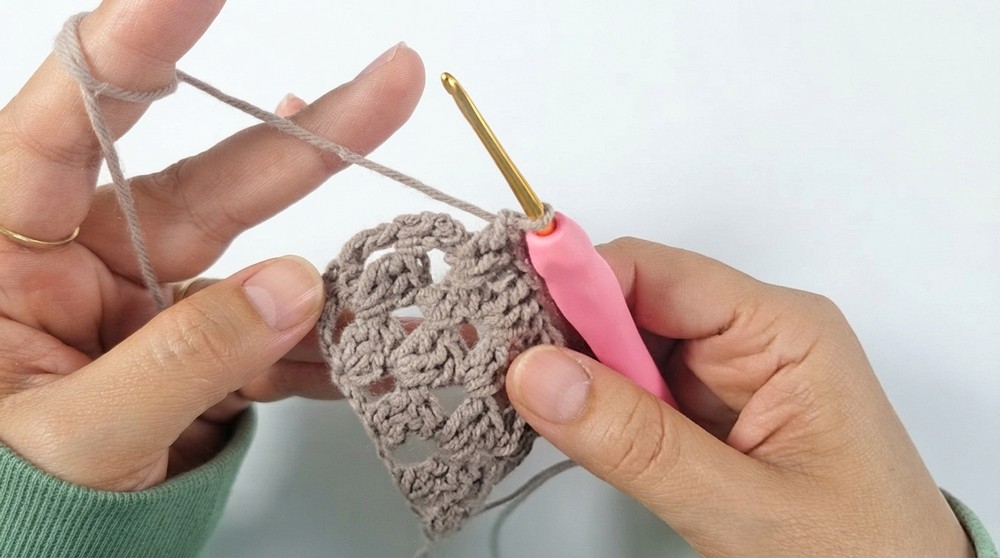 How to Crochet a Cute Daisy Granny Square Sunglasses Case _ Easy Floral Case Tutorial (8)