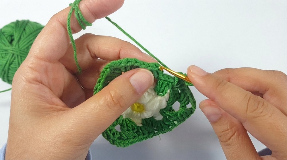How to Crochet a Cute Daisy Triangle Granny Square _ Easy Floral Motif Tutorial for Beginners (10)